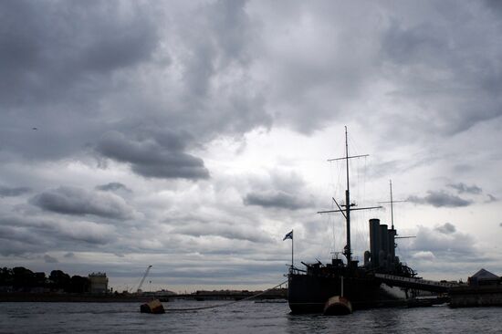 Плановая уборка крейсера "Аврора" в Санкт-Петербурге