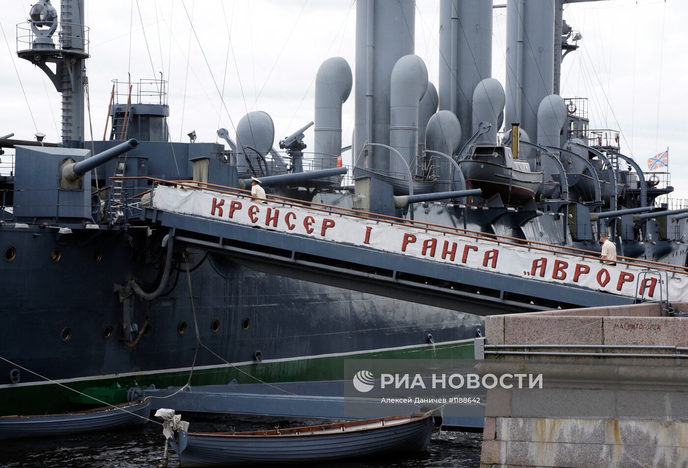 Плановая уборка крейсера "Аврора" в Санкт-Петербурге