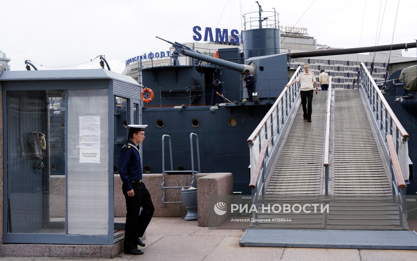 Плановая уборка крейсера "Аврора" в Санкт-Петербурге