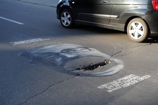 Карикатуры на чиновников на дорогах Екатеринбурга
