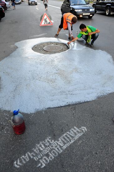 Карикатуры на чиновников на дорогах Екатеринбурга