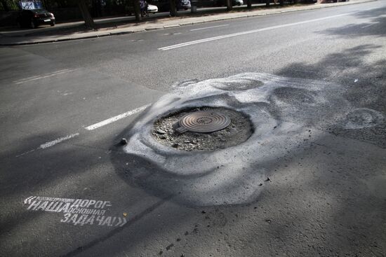 Карикатуры на чиновников на дорогах Екатеринбурга