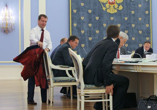 Премьер-министр РФ Д.Медведев провел в Горках совещание