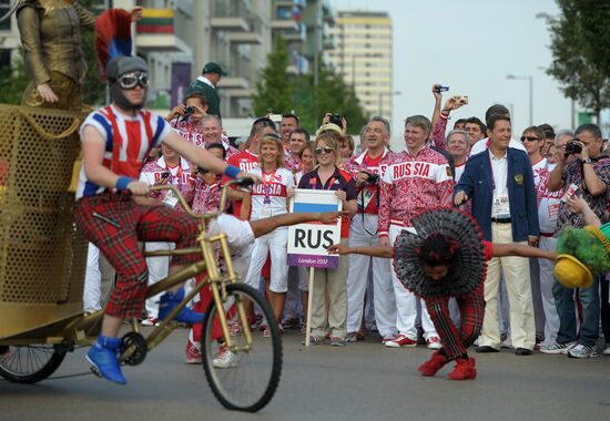 Поднятие российского флага в Олимпийской деревне в Лондоне