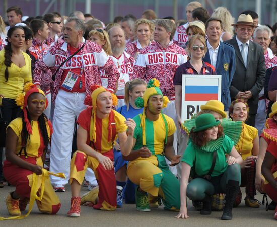 Поднятие российского флага в Олимпийской деревне в Лондоне