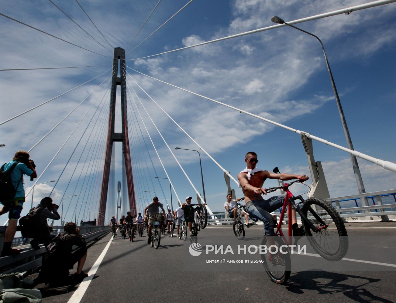 Велопробег по мосту на остров Русский