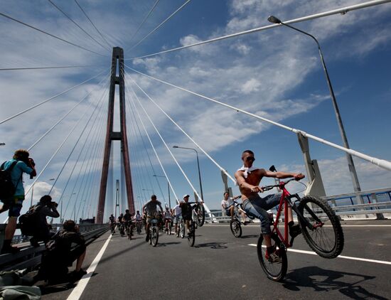 Велопробег по мосту на остров Русский