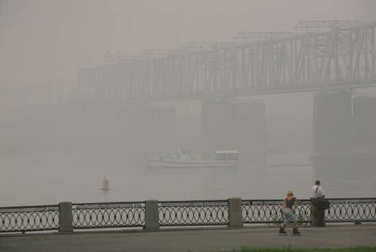 Сильный смог из-за лесных пожаров в Новосибирске