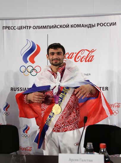 Первый золотой медалист российской сборной дзюдоист А.Галстян