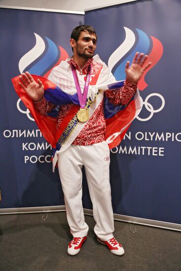 Первый золотой медалист российской сборной дзюдоист А.Галстян