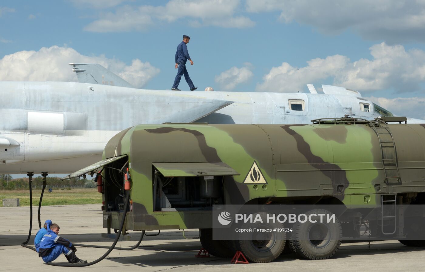 Заправка авиационным топливом самолета разведчика ТУ-22 МР