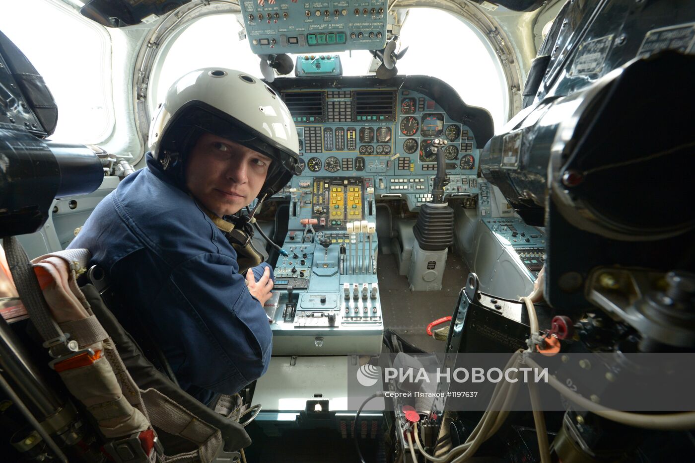 Кабина самолета стратегического бомбардировщика Ту-160
