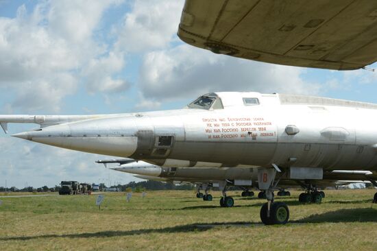 Военно-авиационная техника на демонстрационной площадке