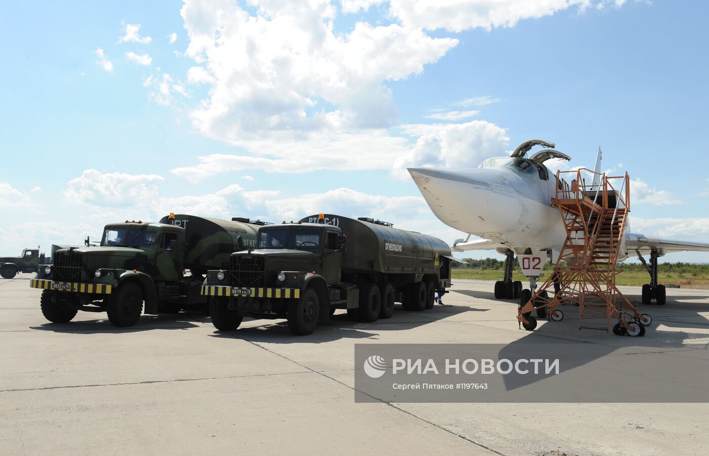 Заправка авиационным топливом самолета-разведчика ТУ-22 МР