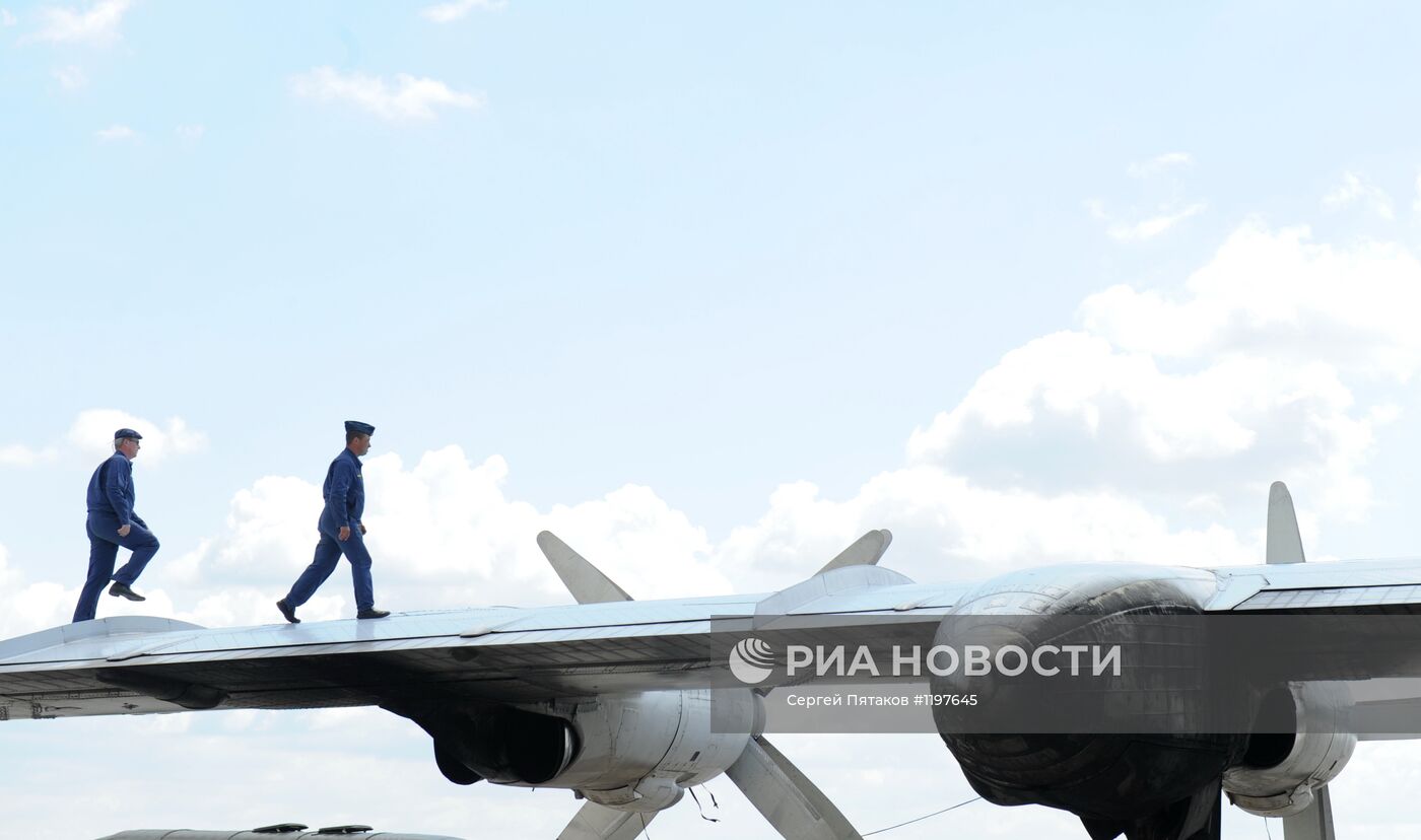 Осмотр корпуса стратегического бомбардировщикаТу-95МС