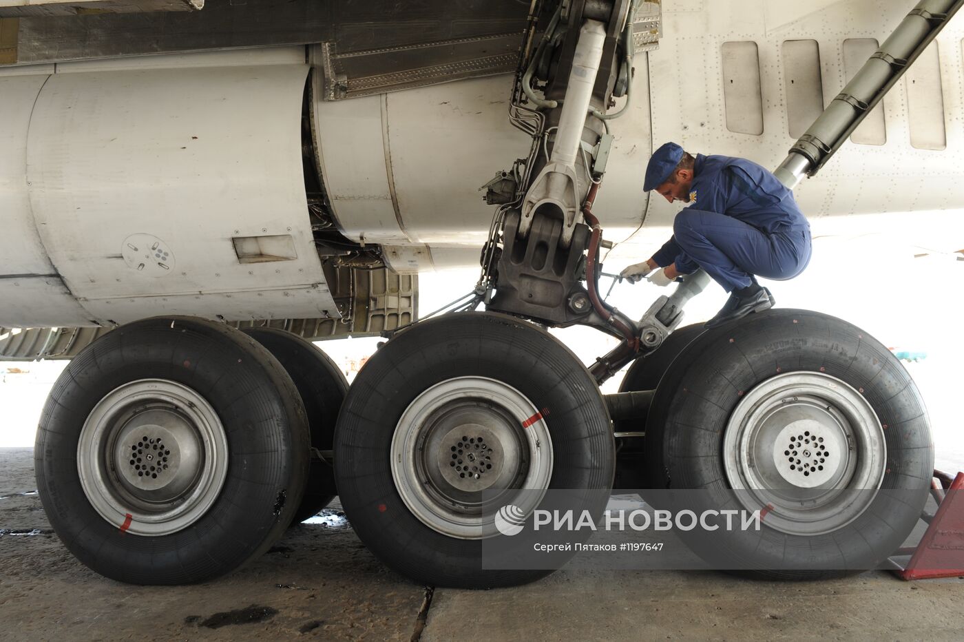 Техник обслуживает шассии бомбардировщика Ту-160