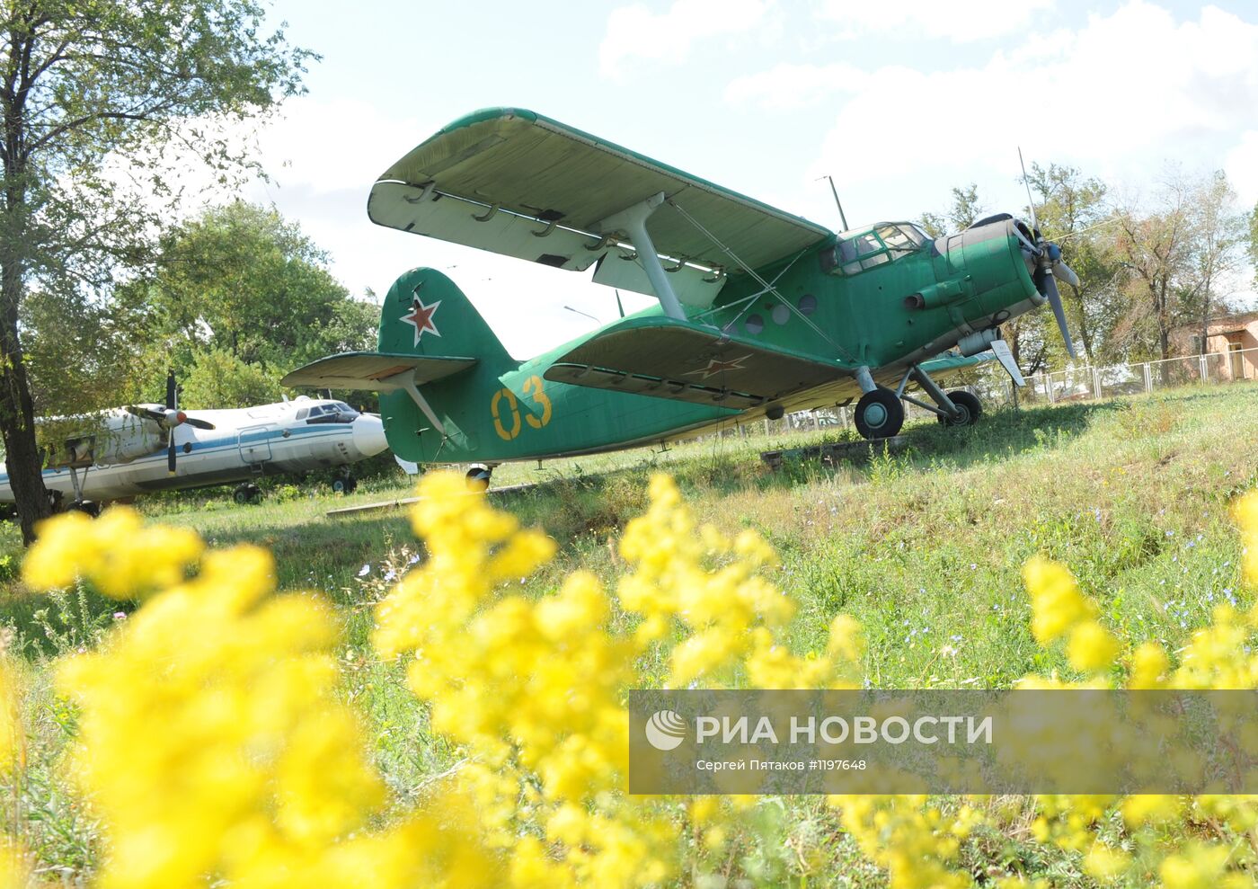 Самолет АН-2 на демонстрационной площадке музея ВВС России