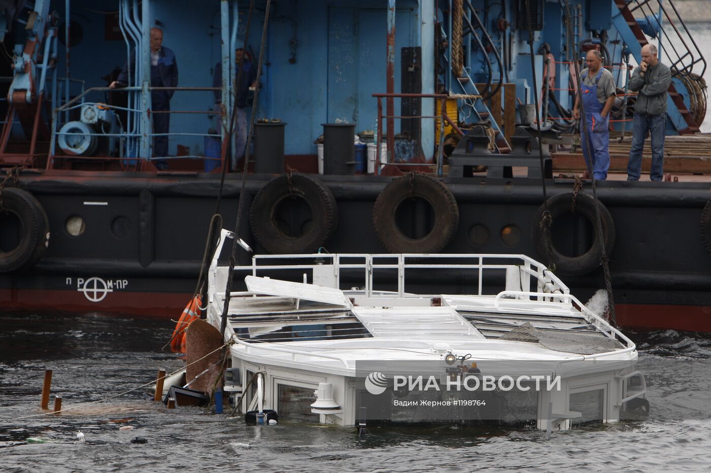 Подъем затонувшего катера типа "росси" на Неве