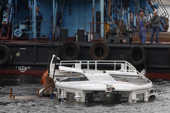 Подъем затонувшего катера типа "росси" на Неве