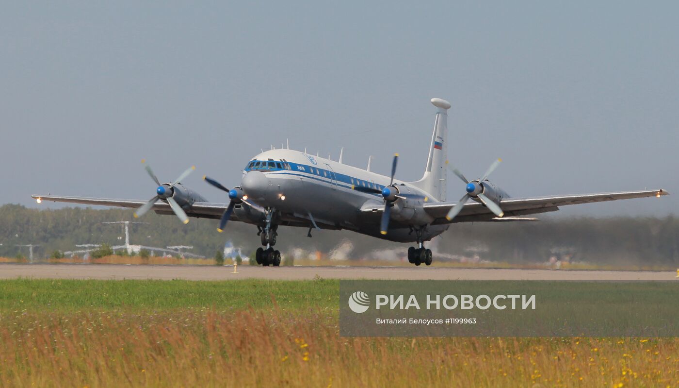 Самолет Ил-18 на аэродроме "Чкаловский"