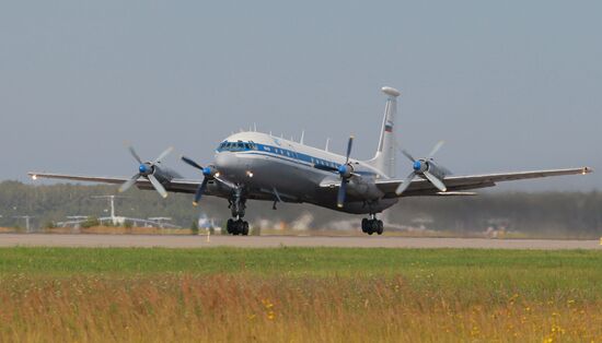 Самолет Ил-18 на аэродроме "Чкаловский"