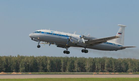 Самолет Ил-18 на аэродроме "Чкаловский"