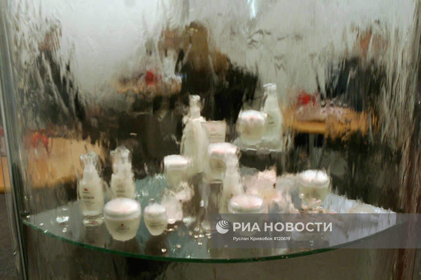 На выставке парфюмерии и косметики в Москве