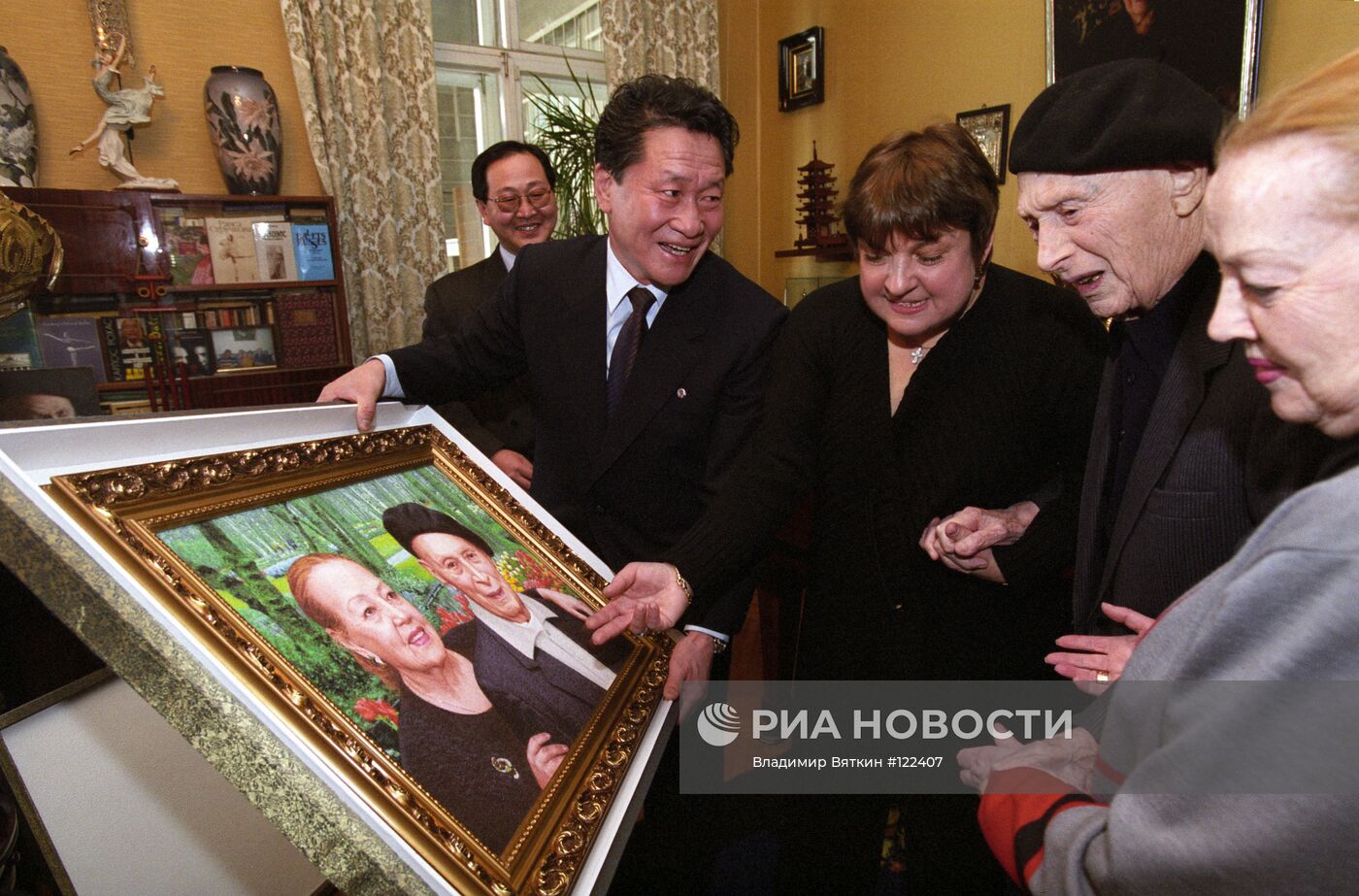 И. Моисеев принимает личный подарок от Ким Чен Ира