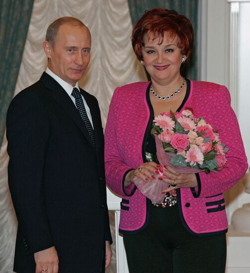 В. ПУТИН ВРУЧИЛ ГОСУДАРСТВЕННЫЕ НАГРАДЫ