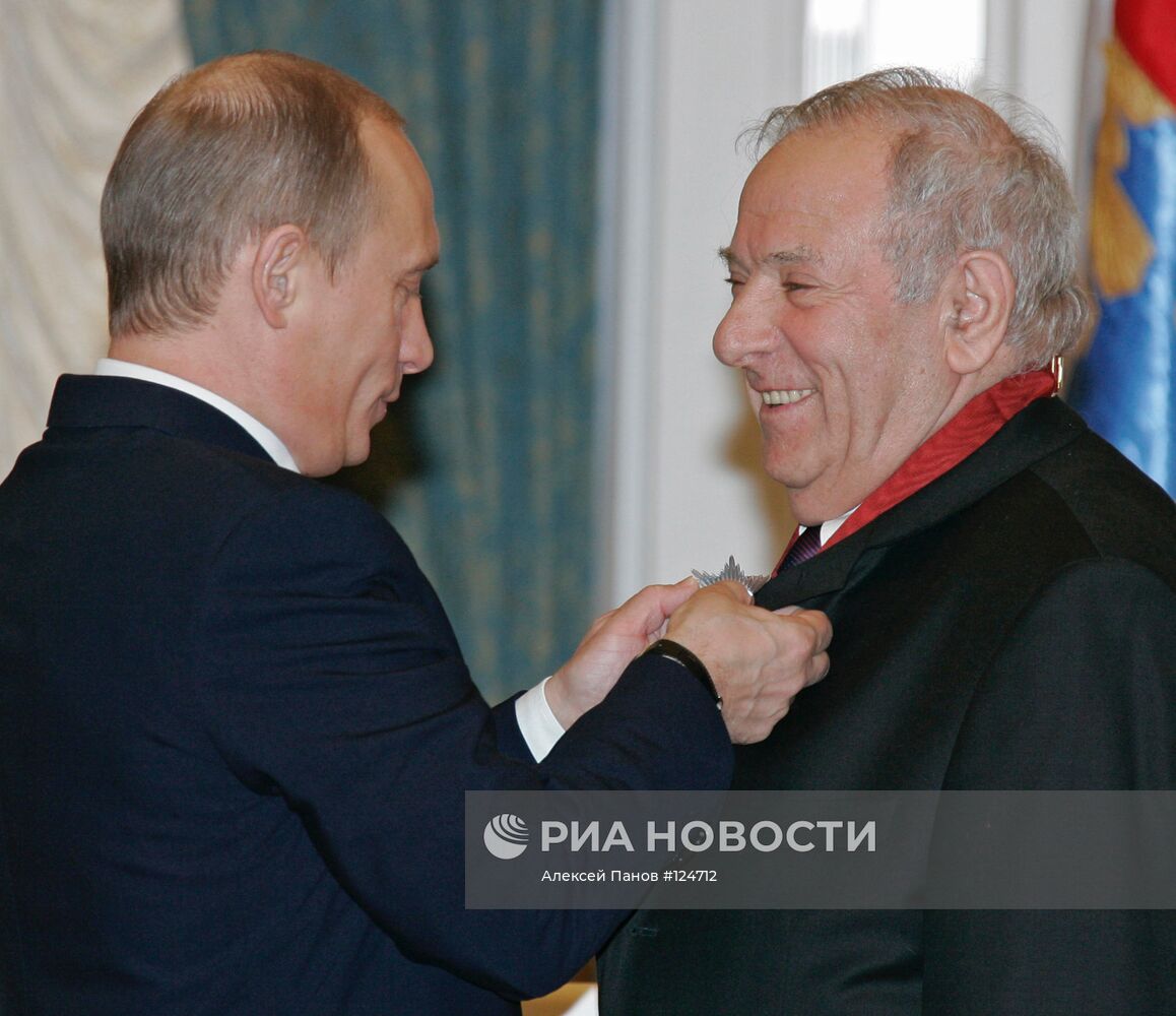 Владимир Путин вручил государственные награды