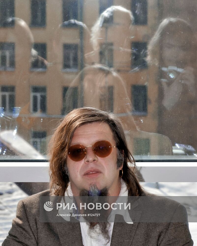 Б.ГРЕБЕНЩИКОВ НА ПРЕСС-КОНФЕРЕНЦИИ