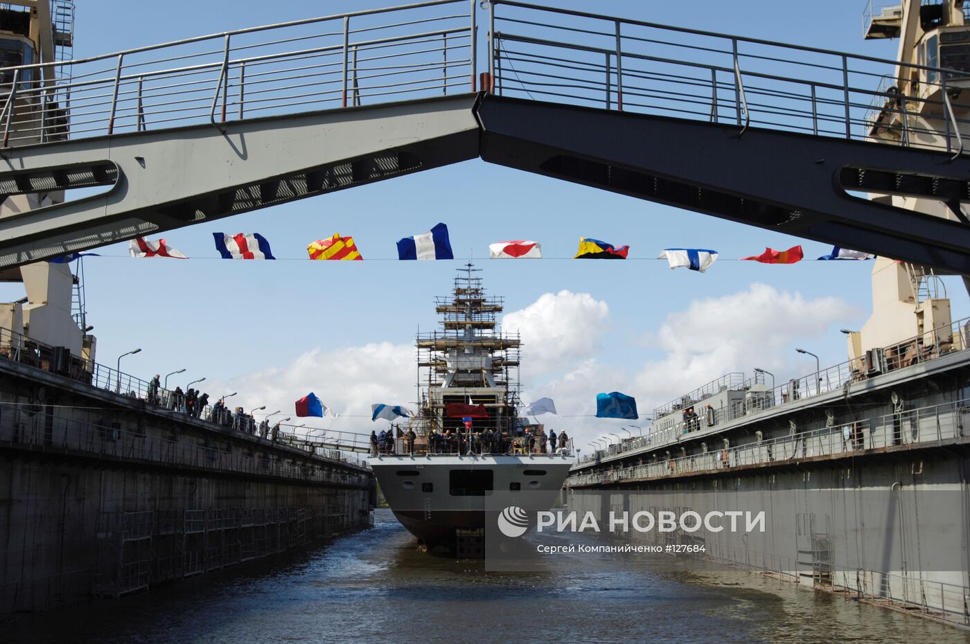 СПУСК НА ВОДУ КОРАБЛЯ