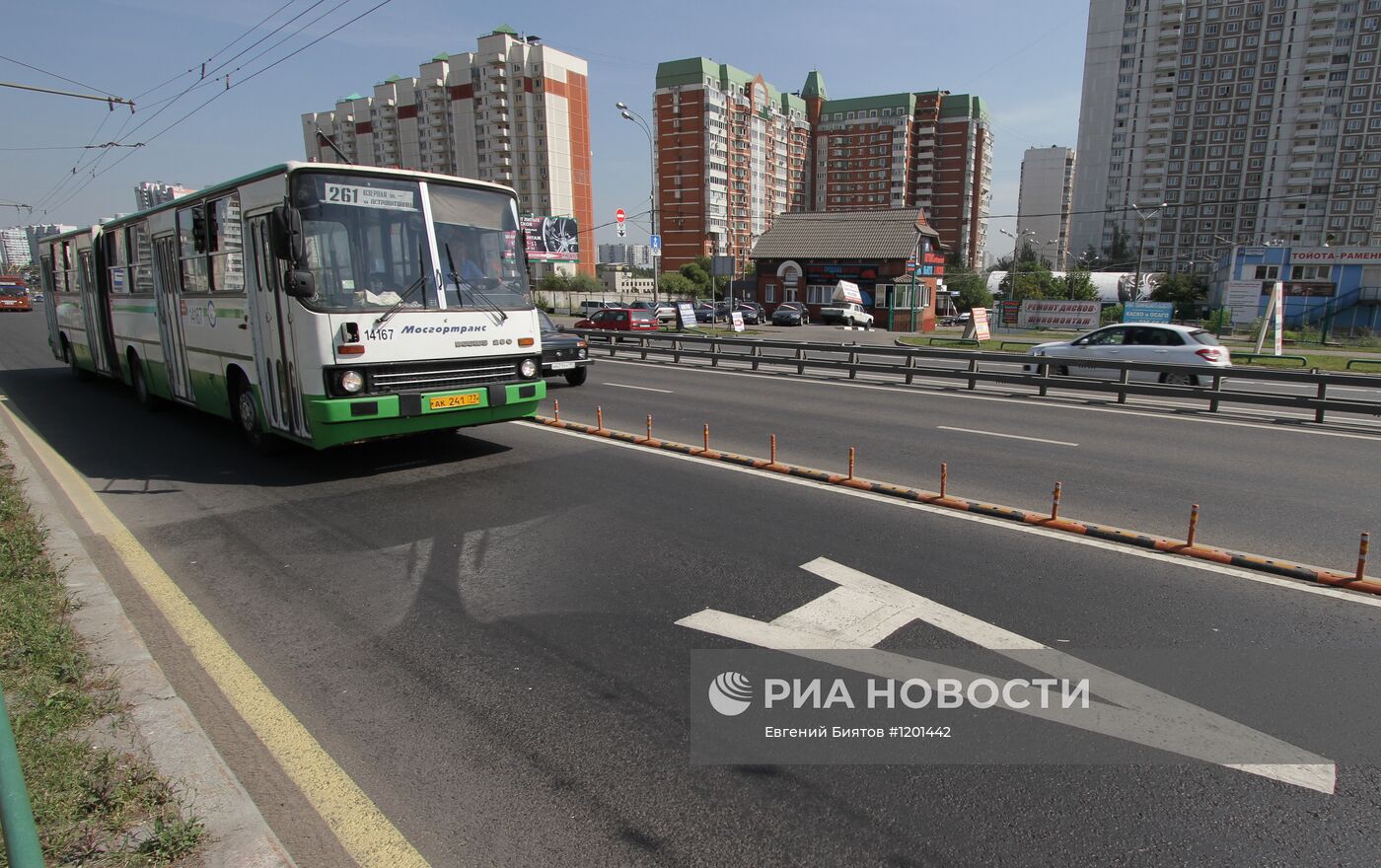 Резиновый бордюр для транспортной полосы на московских дорогах