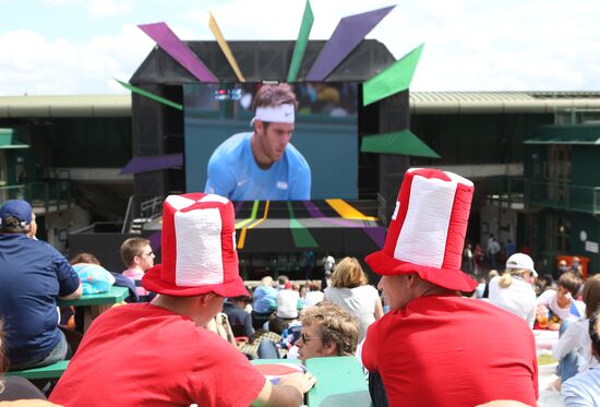 Зрители смотрят трансляцию теннисного матча в Уимблдоне