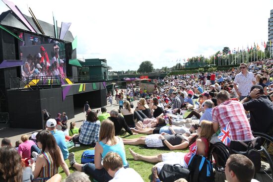 Зрители смотрят трансляцию теннисного матча в Уимблдоне