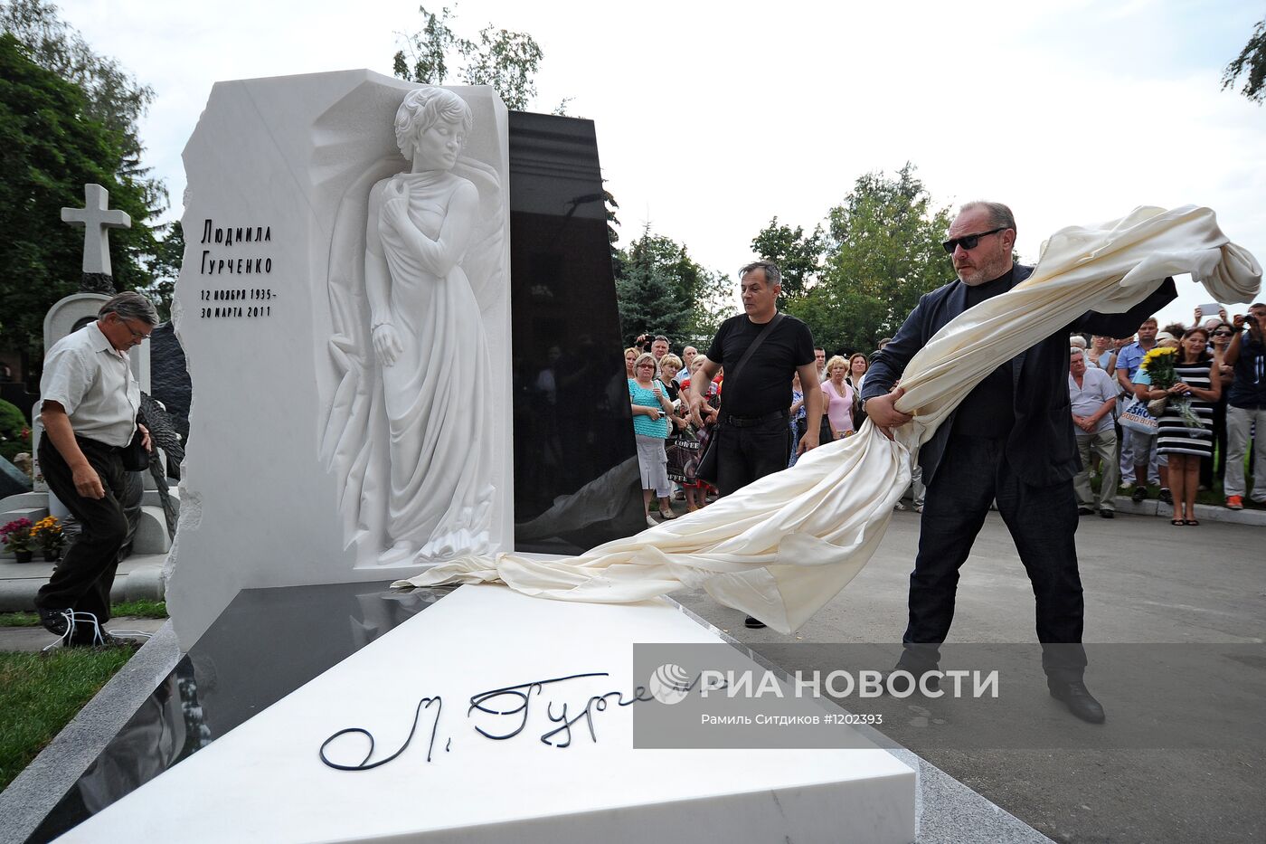 Открытие памятника Людмиле Гурченко на Новодевичьем кладбище