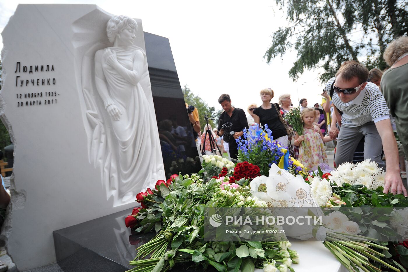 Открытие памятника Людмиле Гурченко на Новодевичьем кладбище