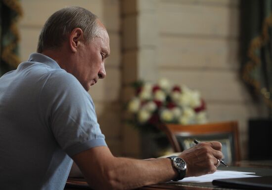 В.Путин провел телемост к Дню железнодорожника