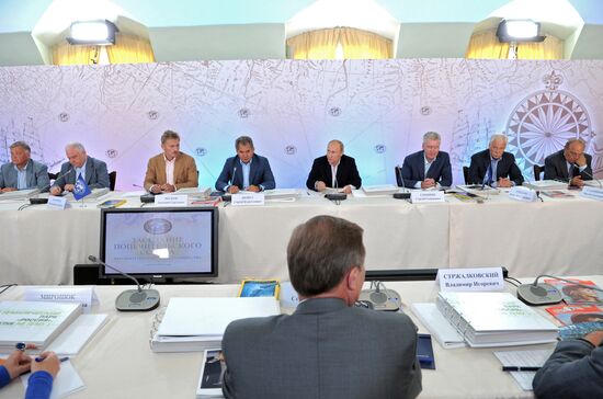 В.Путин провел заседание Попечительского совета РГО