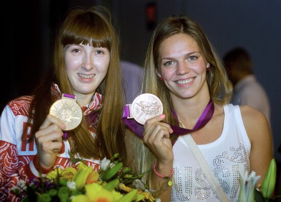 Встреча призеров ОИ-2012 Ю.Ефимовой и Л.Коробейниковой