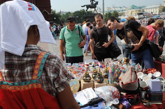 Продажа сувениров на Манежной площади в Москве