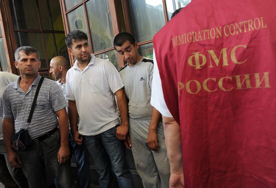 Рейд ФМС по выявлению нелегальных мигрантов на Казанском вокзале