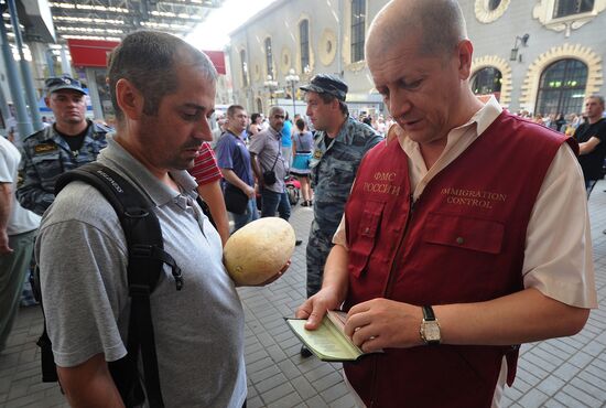 Рейд ФМС по выявлению нелегальных мигрантов на Казанском вокзале