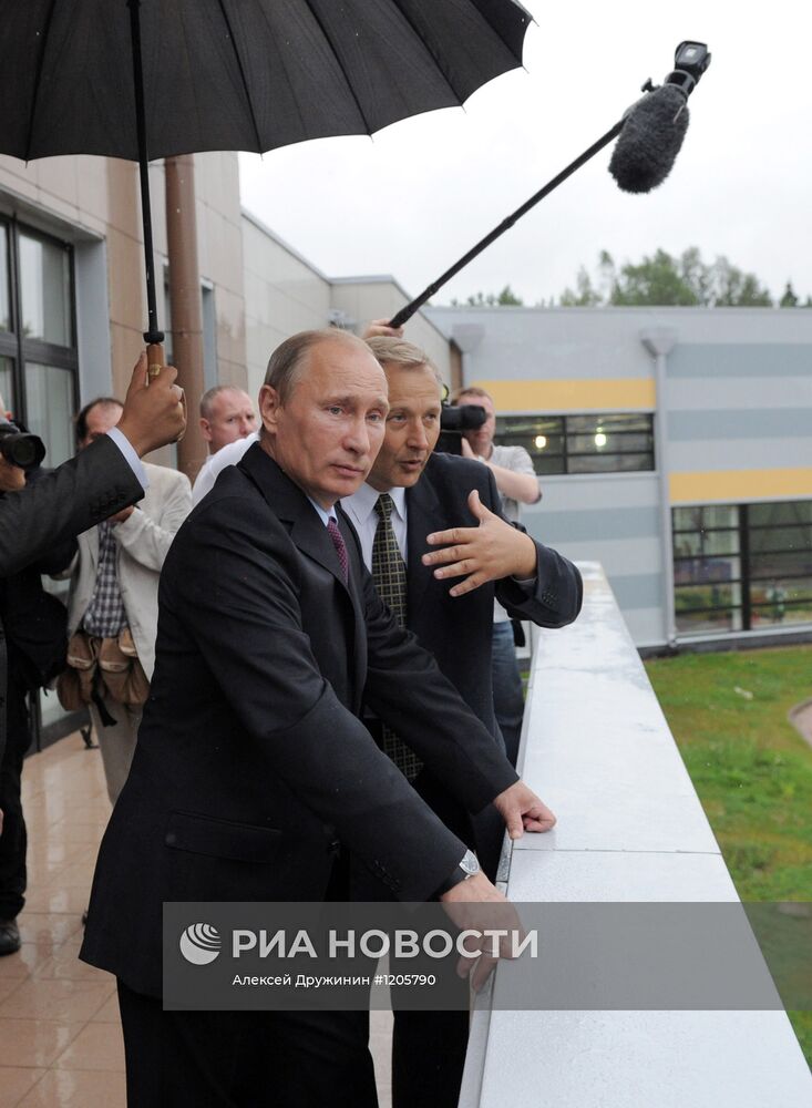 В.Путин посещает центр детско-юношеского творчества "Зеркальный"