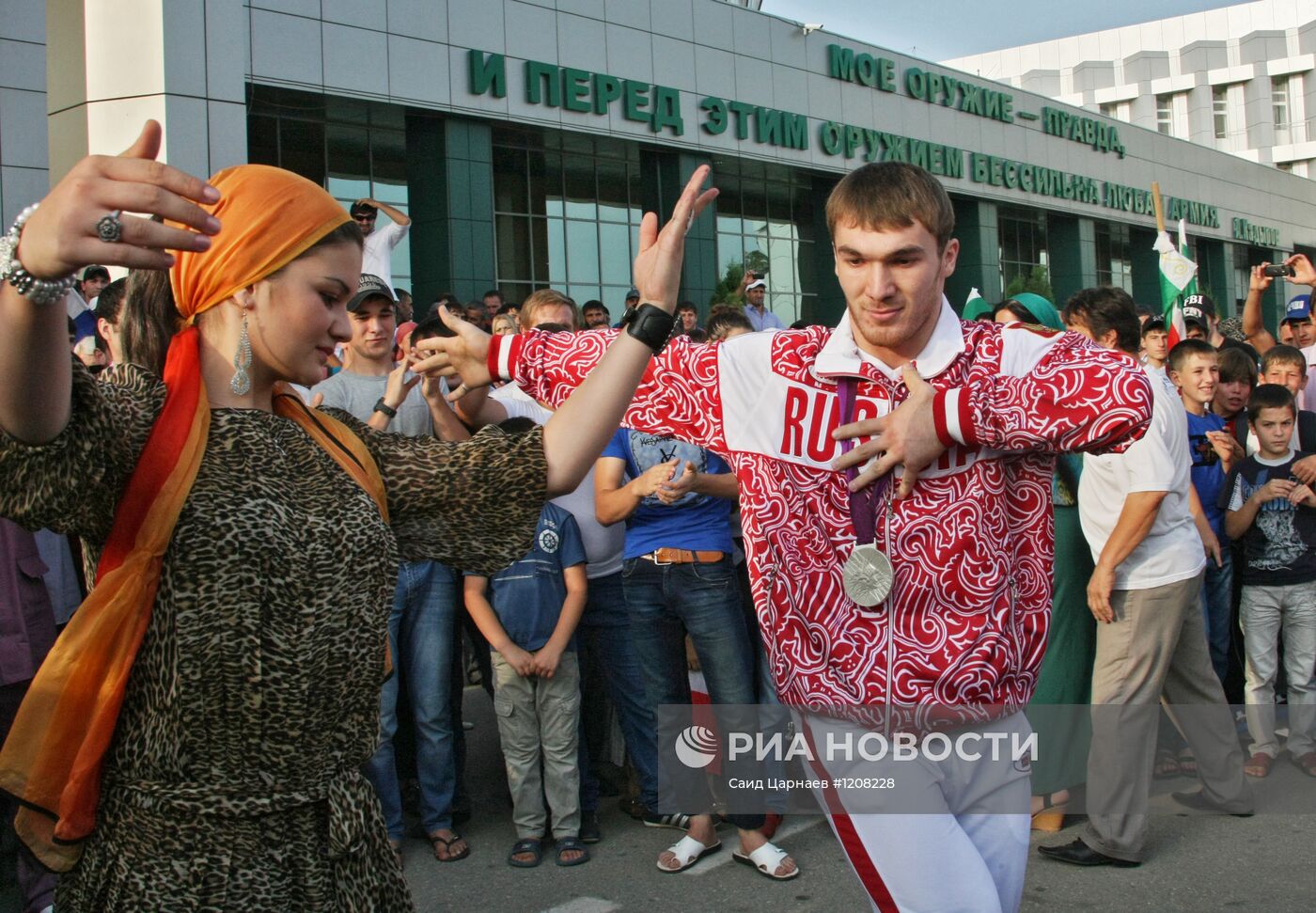 Встреча серебряного призера ОИ штангиста А.Аухадова в Грозном