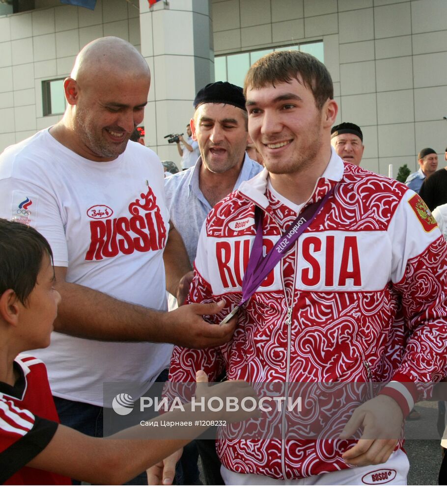 Встреча серебряного призера ОИ штангиста А.Аухадова в Грозном