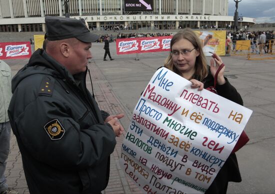 Акции и пикеты перед началом концерта Мадонны в Санкт-Петербурге