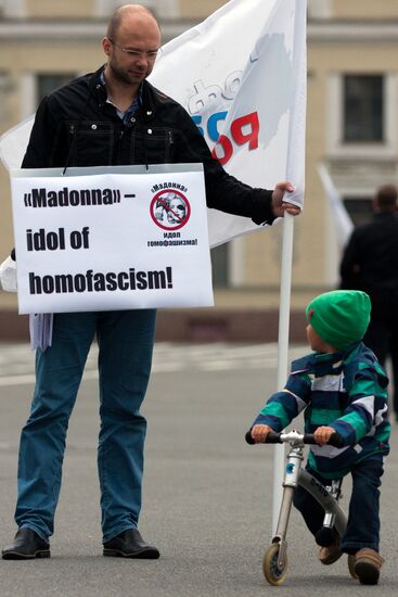 Акции и пикеты перед началом концерта Мадонны в Санкт-Петербурге