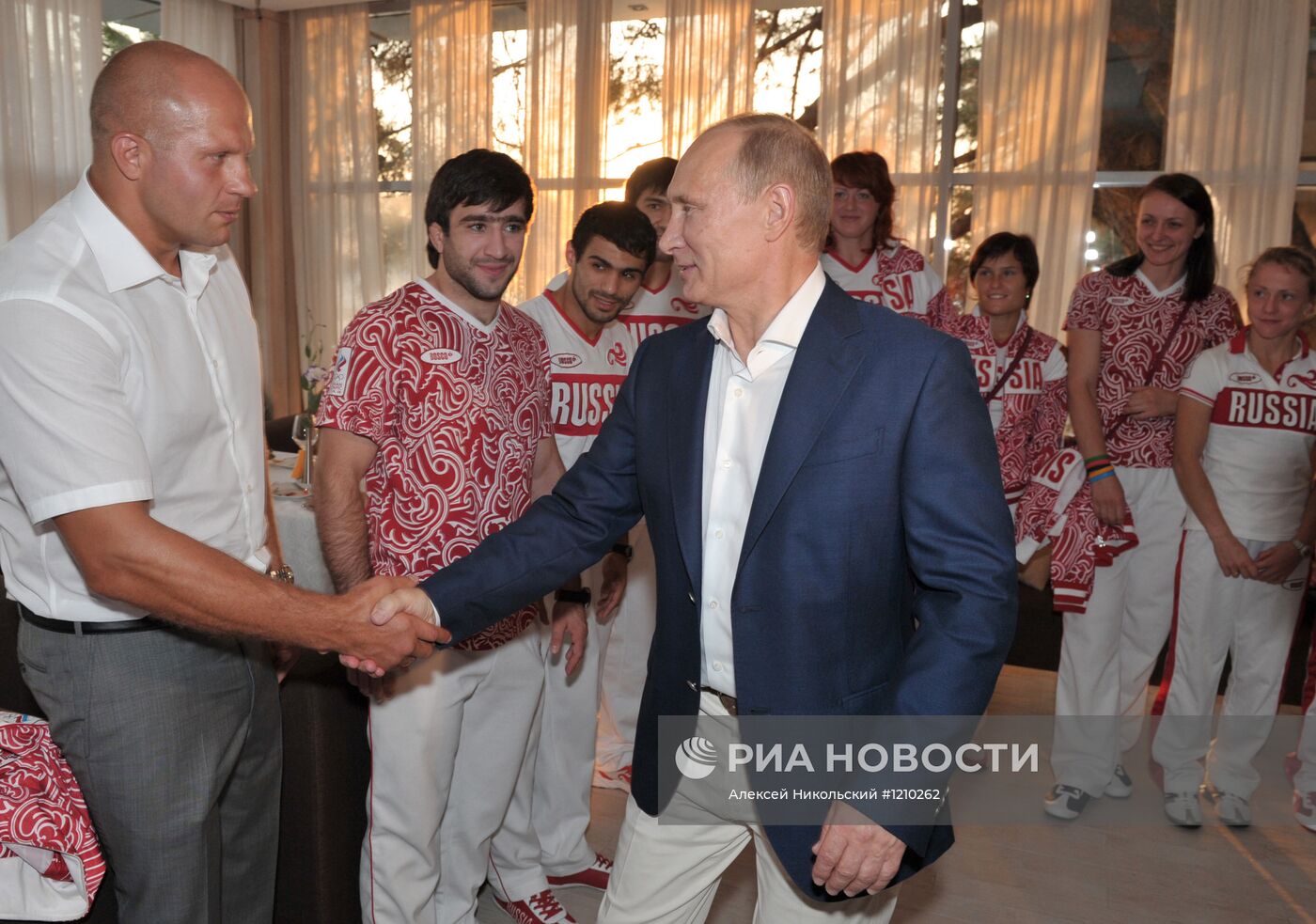 В.Путин поздравляет сборную России по дзюдо с успехом в Лондоне