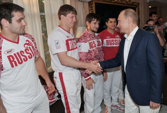В.Путин поздравляет сборную России по дзюдо с успехом в Лондоне
